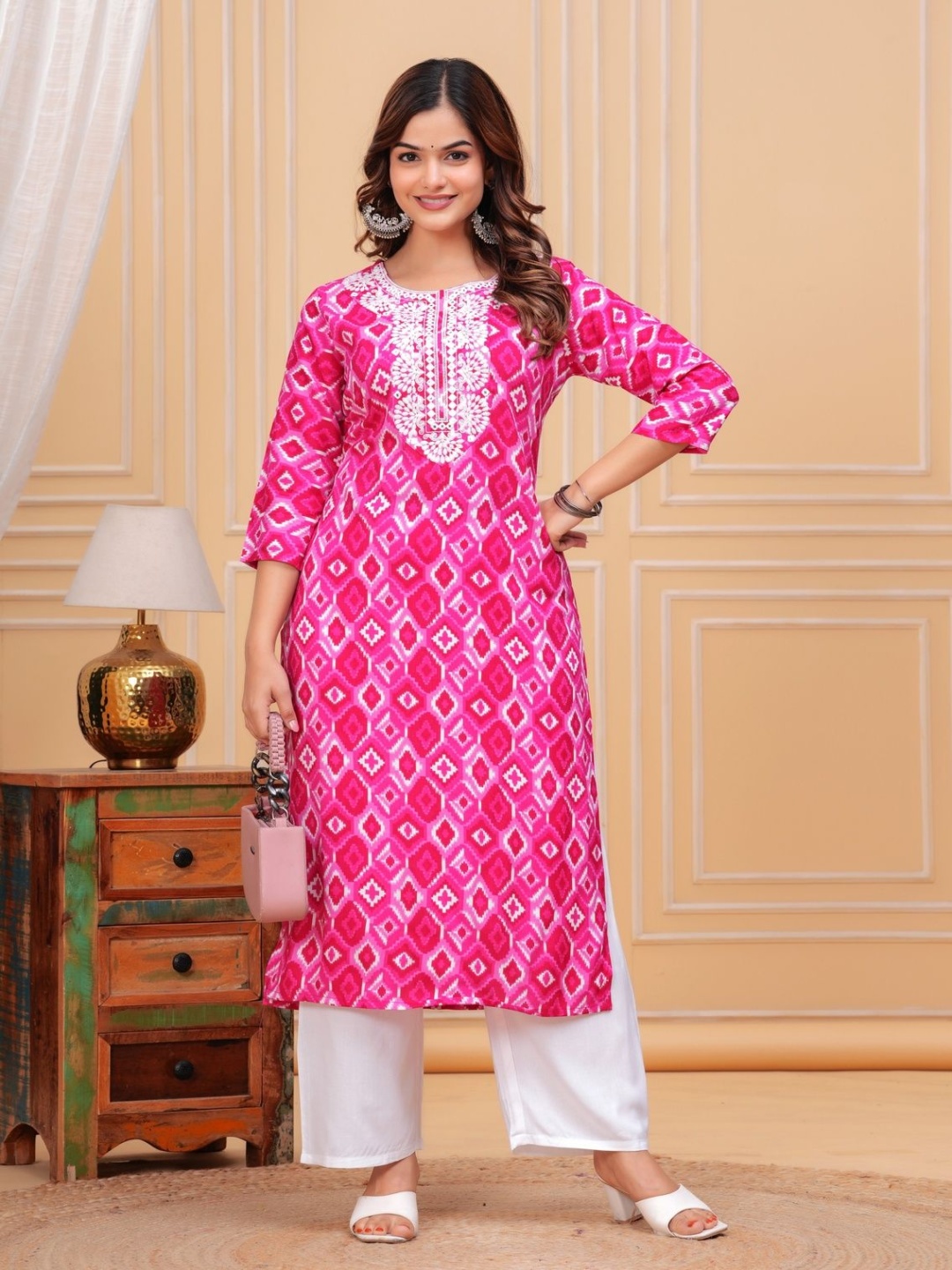 

NEW4U Geometric Printed Embroidered Mirror Work Straight Kurta, Pink