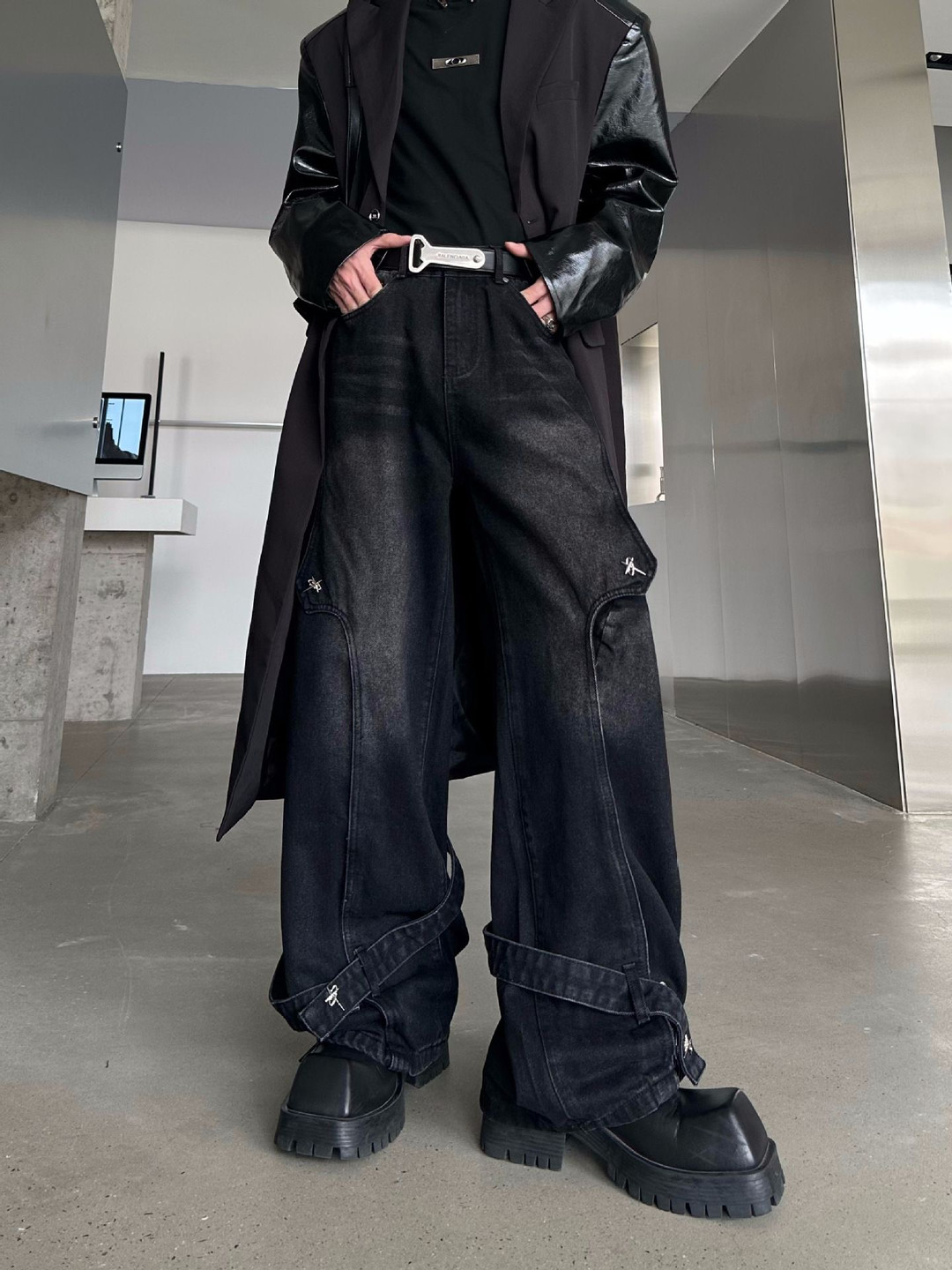 

StyleCast Men Wide Leg Light Fade Mid-Rise Cotton Jeans, Black