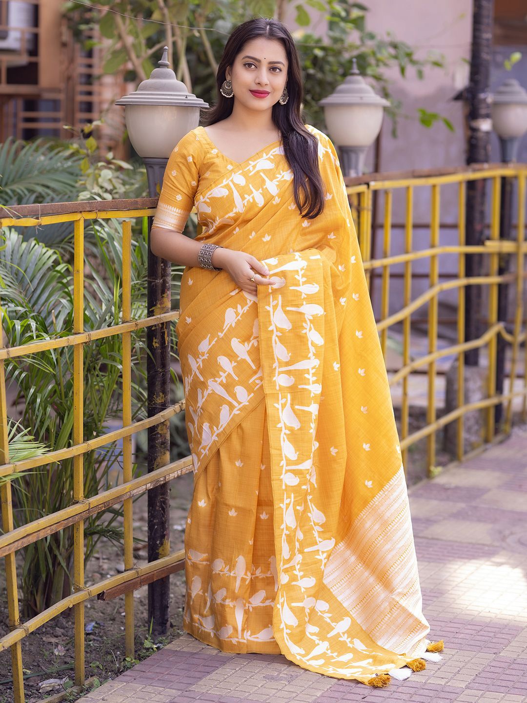 

Mitera Ethnic Motifs Saree, Yellow