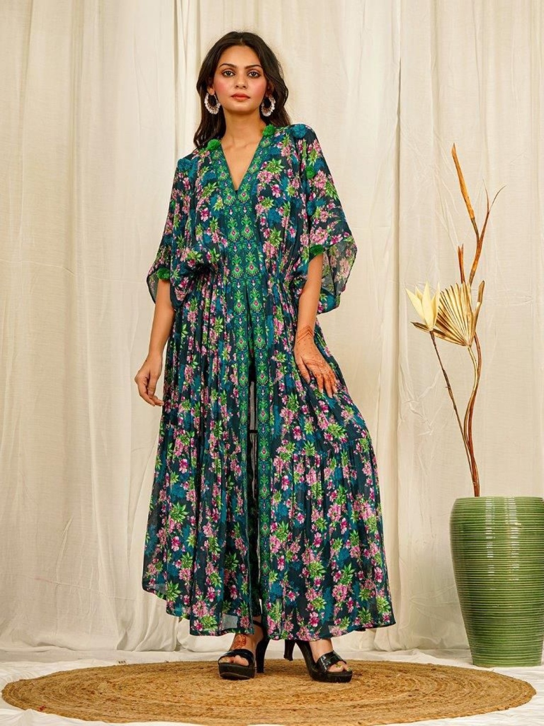 

EARTH O FAB Floral Printed V-Neck Kaftan Kurta With Palazzo, Black