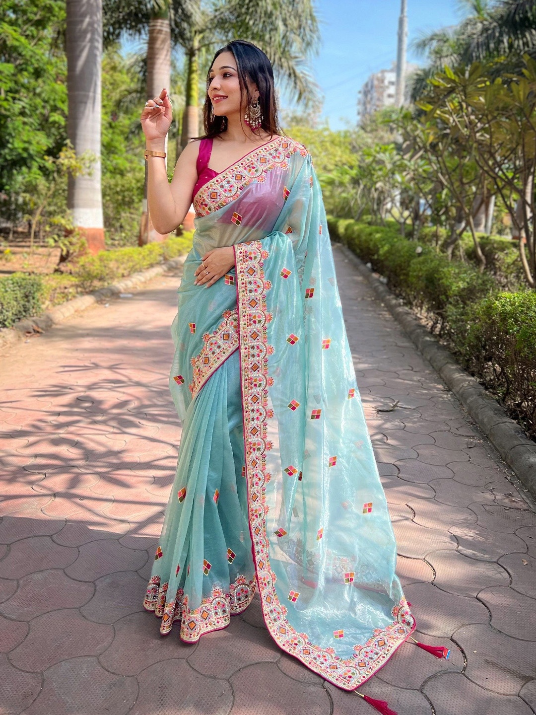 

LeeliPeeri Designer Embroidered Tissue Saree, Blue
