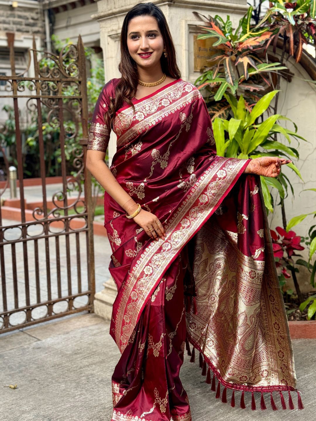 

Mitera Woven Design Zari Silk Blend Banarasi Saree, Maroon