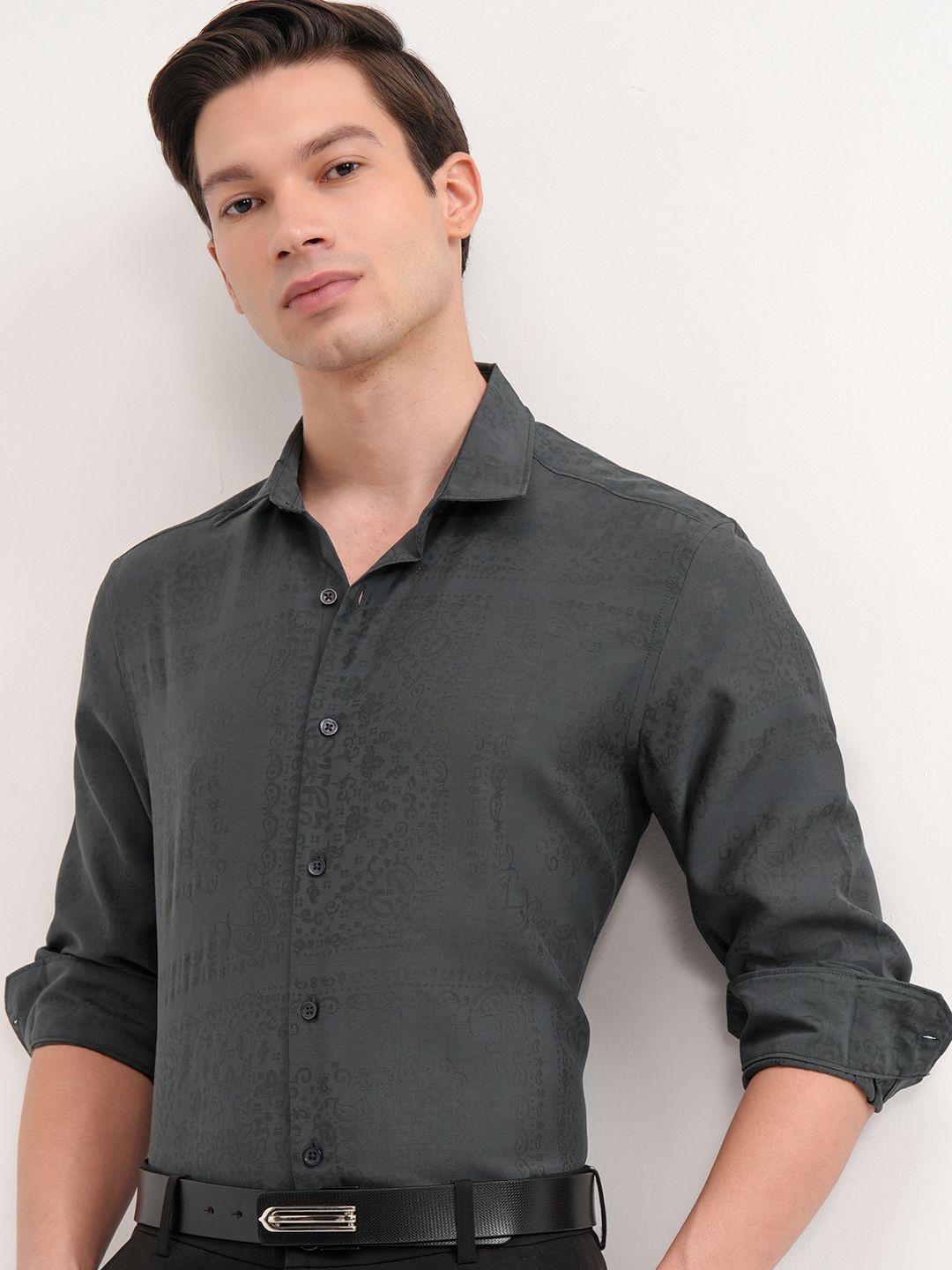 

HIGHLANDER Men Slim Fit Spread Collar Ethnic Motifs Printed Formal Shirt, Charcoal