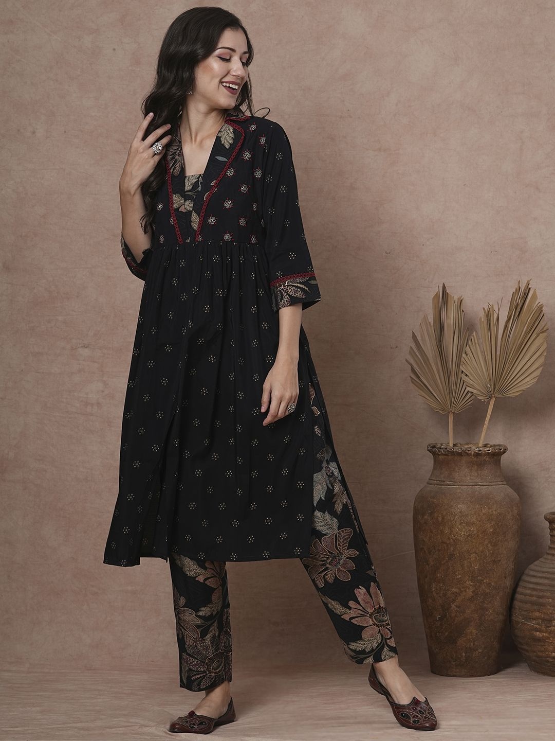 

FASHOR Floral Printed Lapel Collar Pleated Muslin Silk A-Line Kurta With Trouser, Black