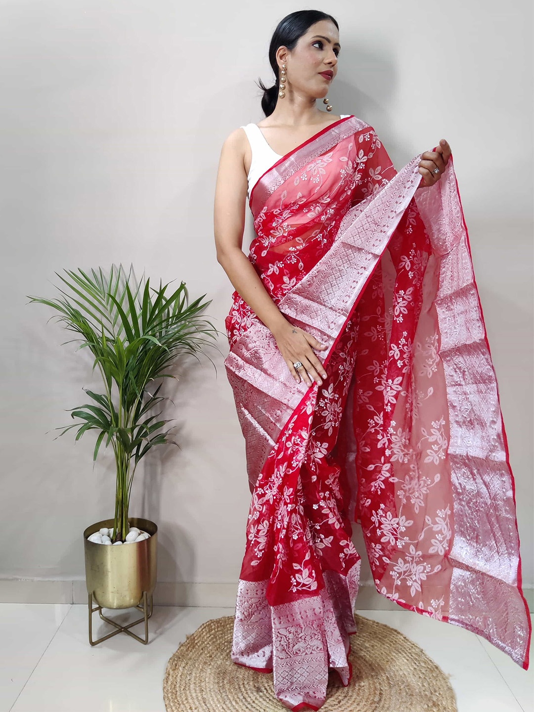 

DIVASTRI Floral Organza Ready to Wear Jamdani Saree, Red