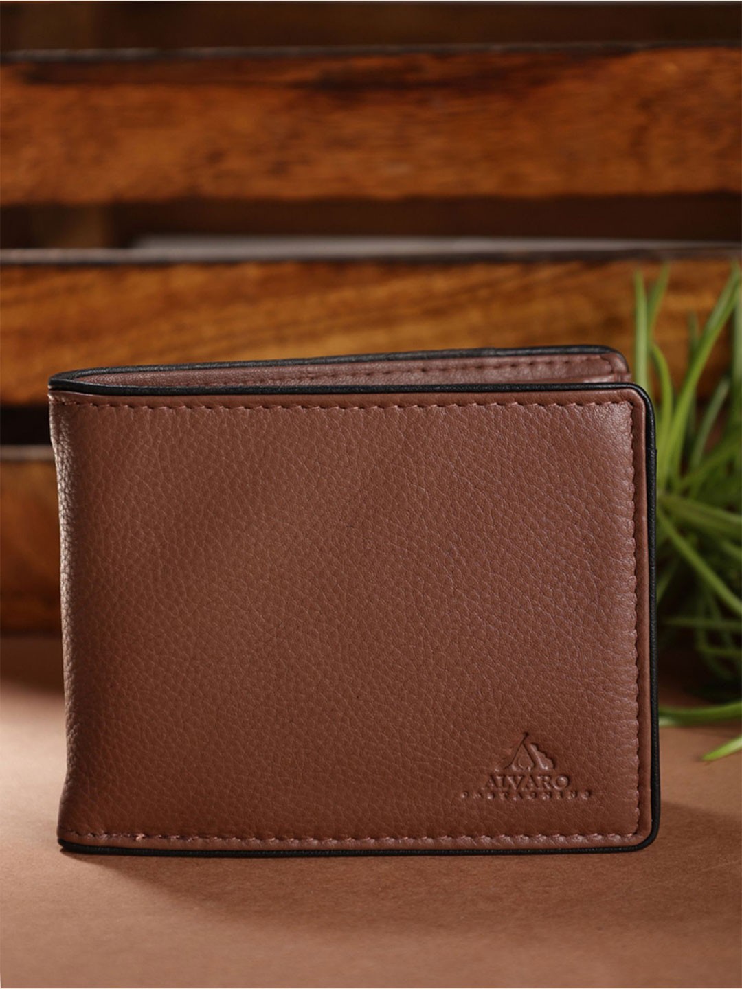 

Alvaro Castagnino Men Leather Two Fold Wallet, Brown