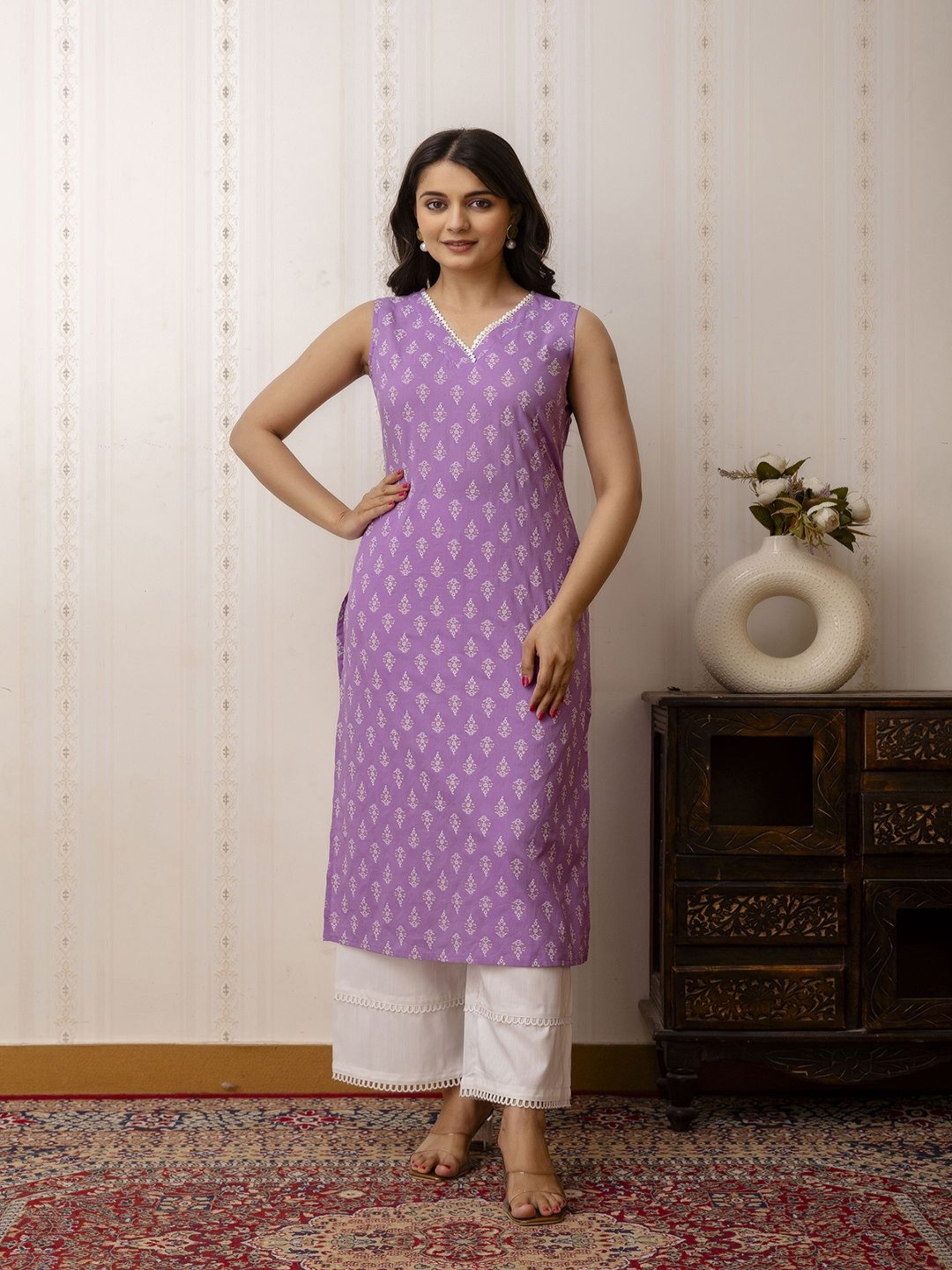 

Nayo Ethnic Motifs Printed V-Neck Cotton Straight Kurta, Purple