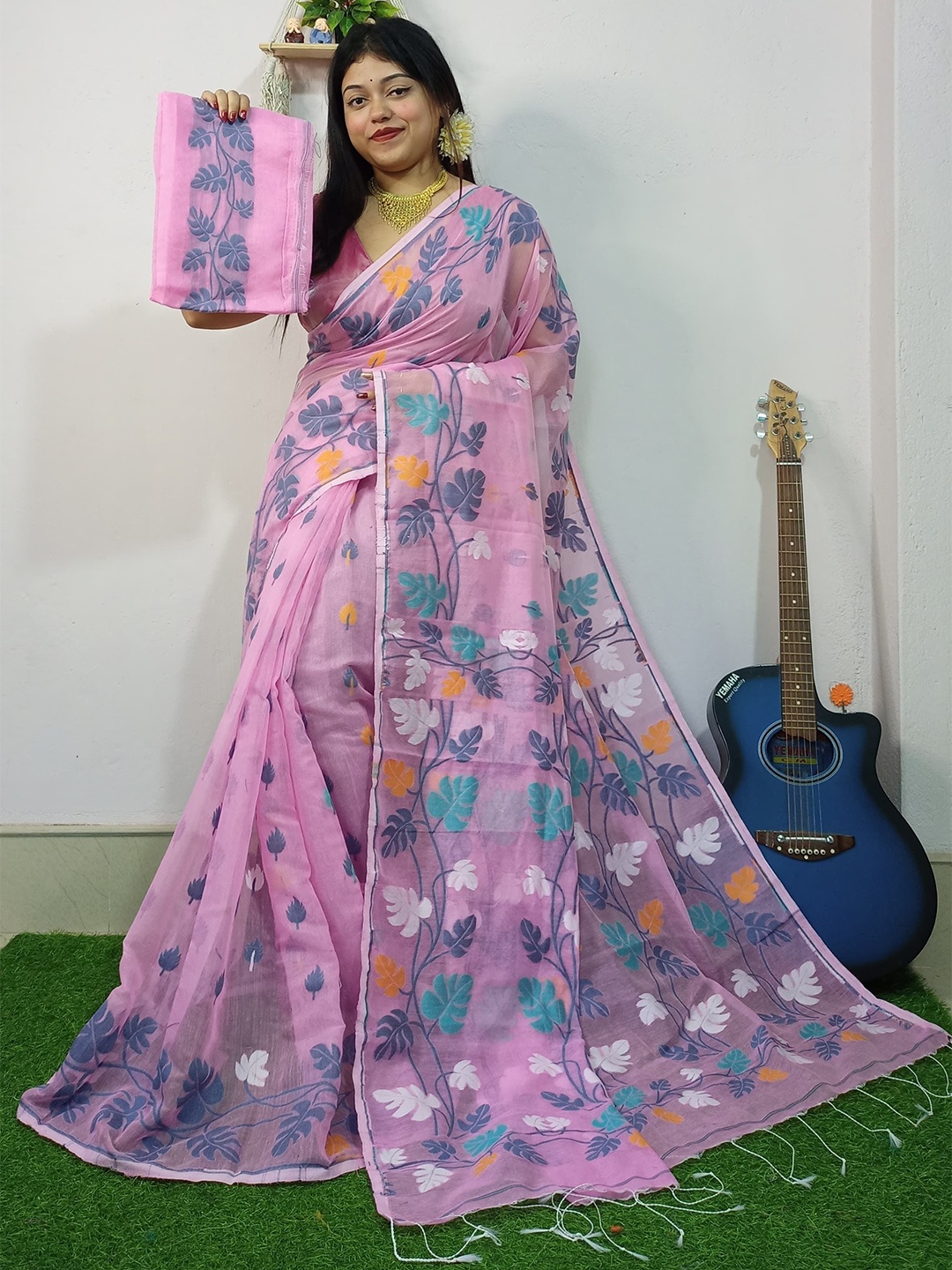 

Ruuprekha Woven Design Zari Organza Jamdani Saree, Pink