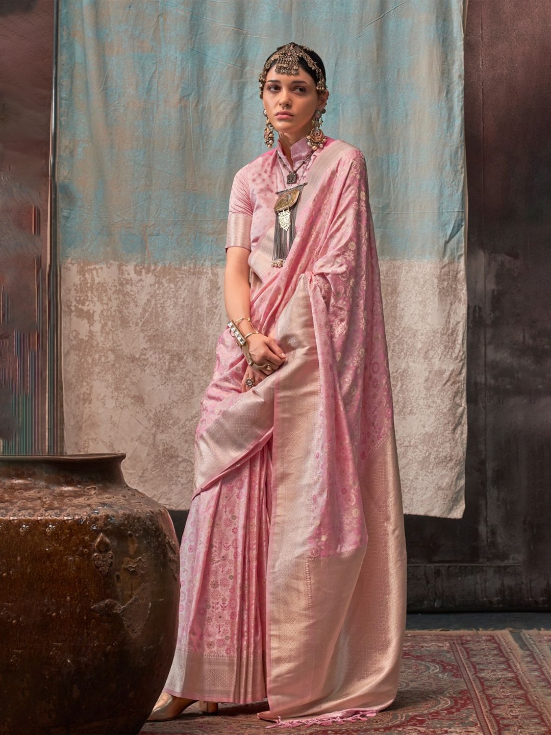

DEVATITHI Woven Design Zari Satin Saree, Pink