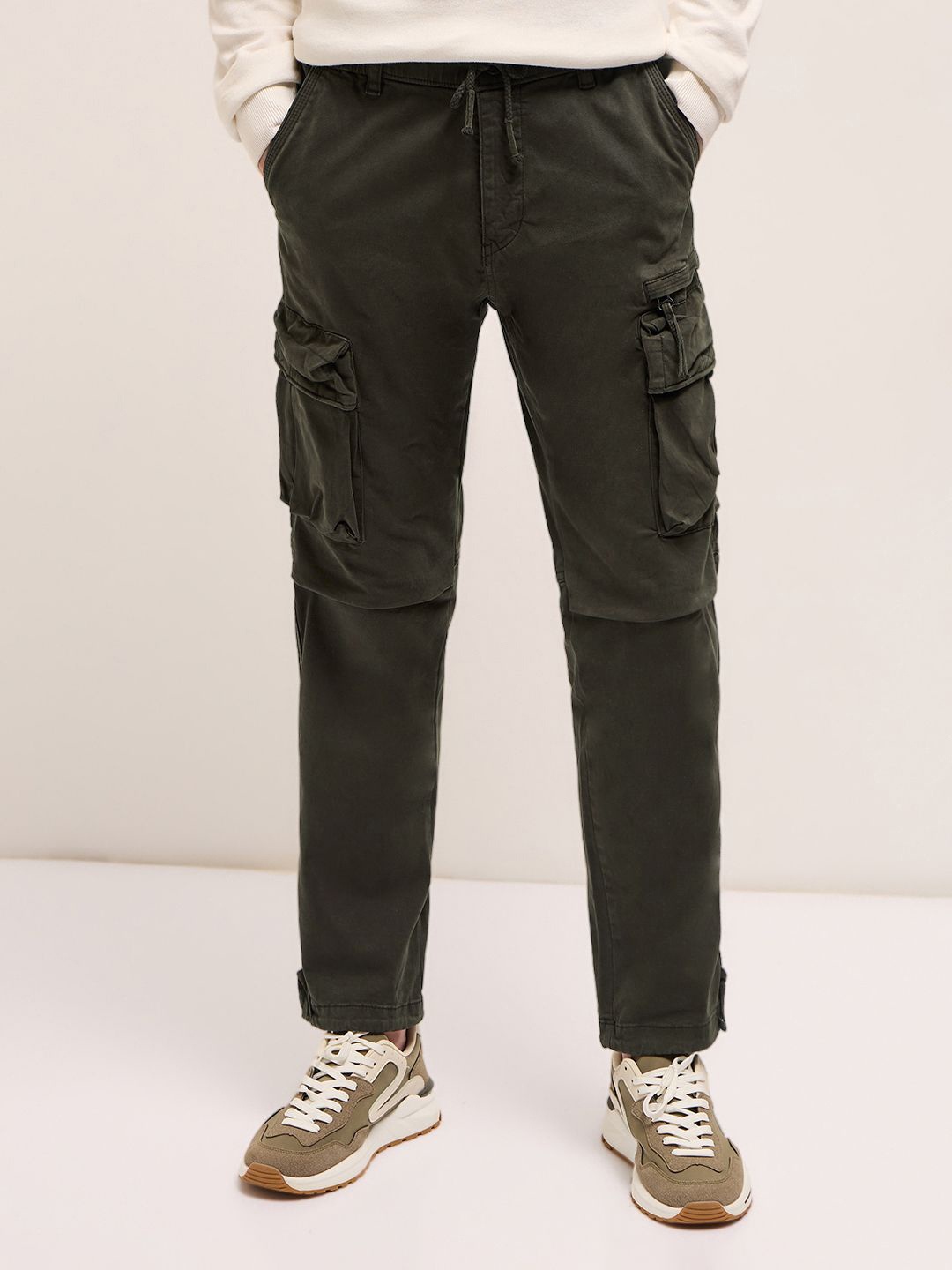 

THE BEAR HOUSE Men Mid-Rise Cargos Trousers, Green