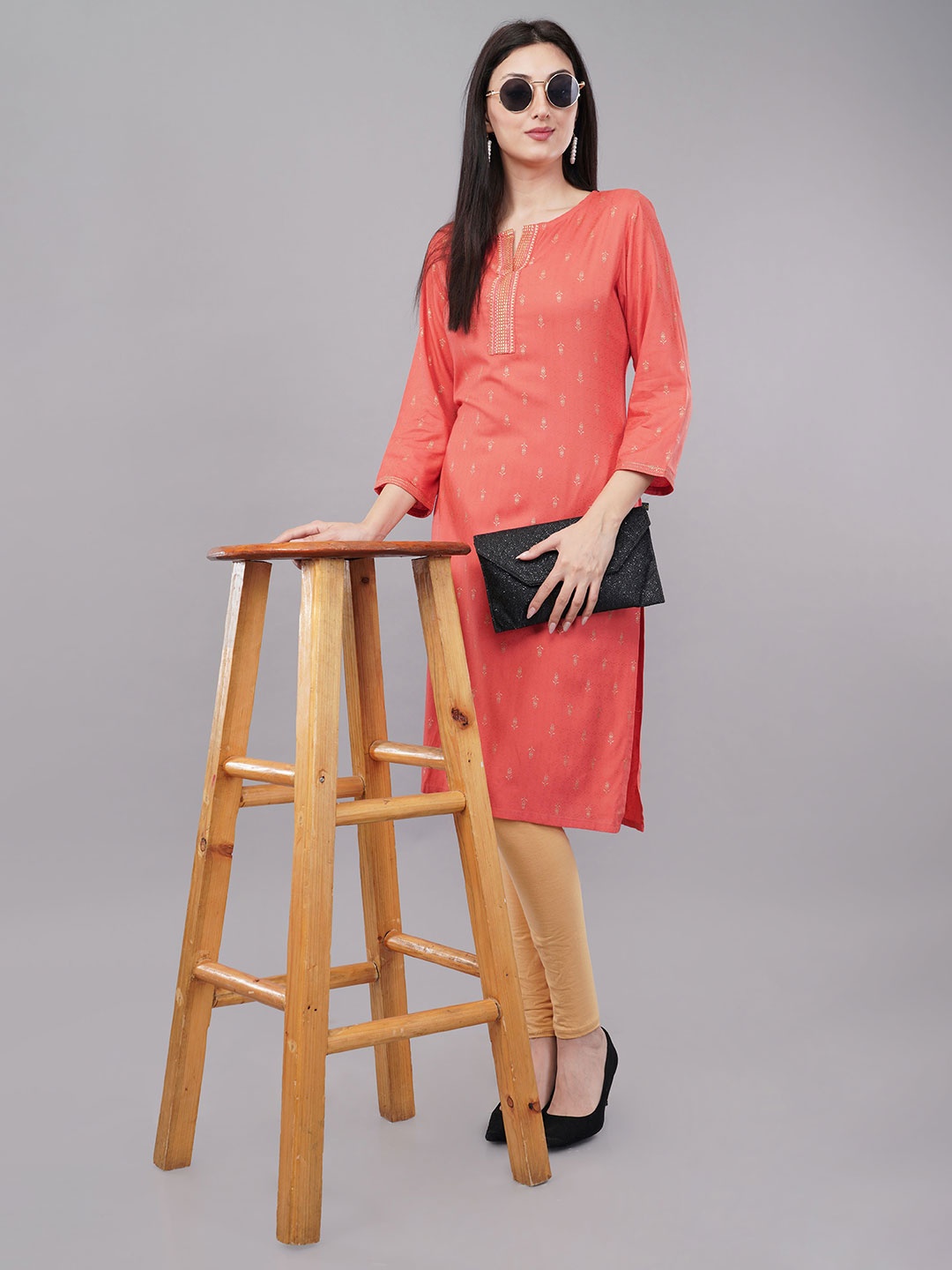 

Avaasa Buy Shruthi Women Floral Printed Kurta, Coral