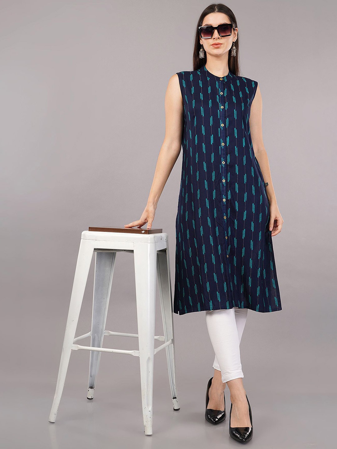 

Avaasa Buy Shruthi Geometric Printed Band Collar Straight Kurta, Navy blue