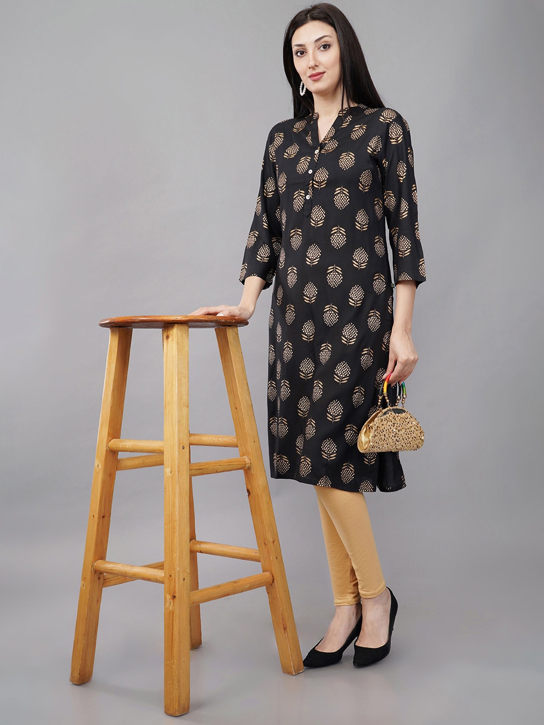 

Avaasa Buy Shruthi Floral Printed Mandarin Collar Straight Kurta, Black