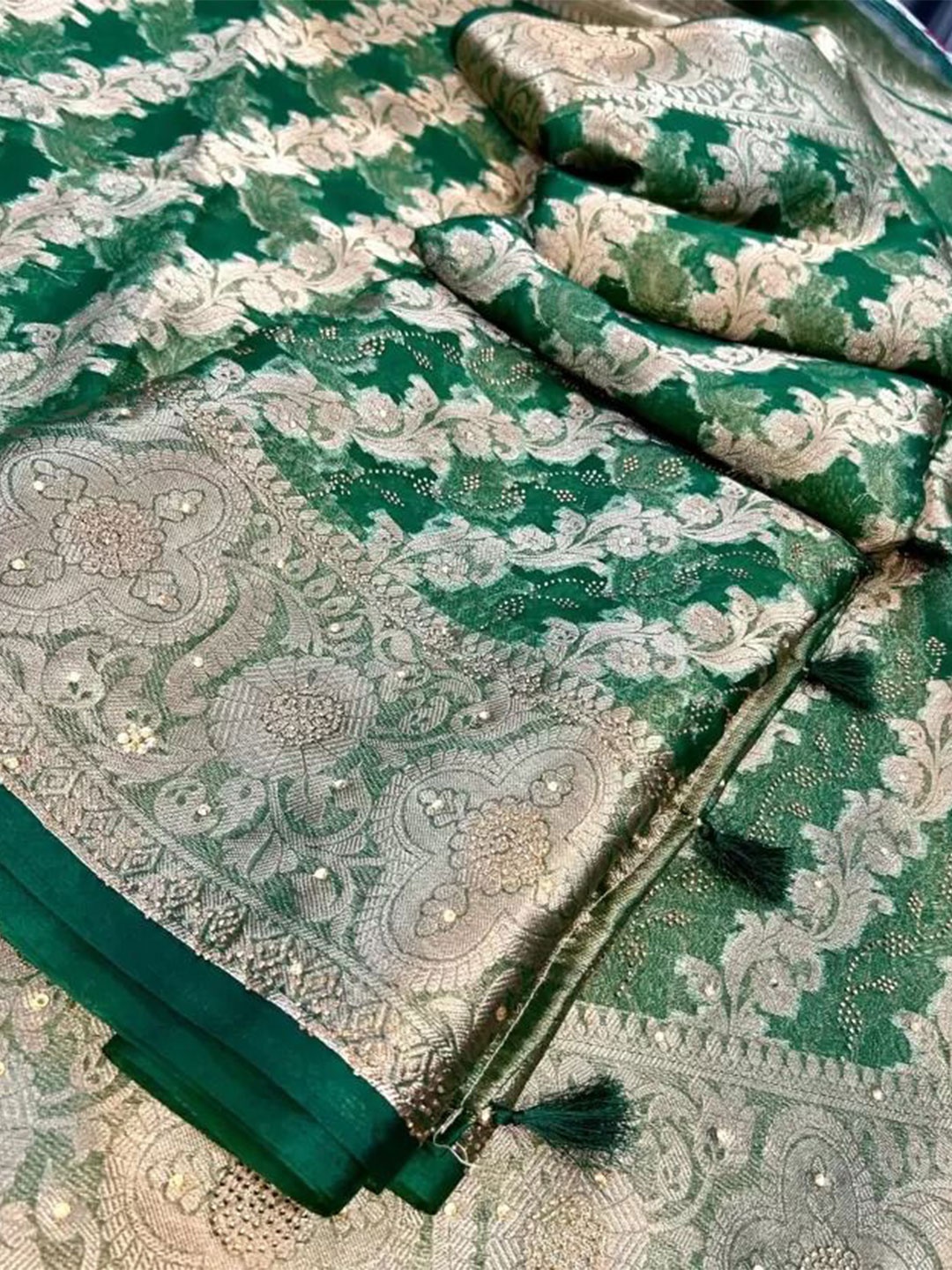 

SAADHVI Woven Design Beads and Stones Pure Silk Saree, Green