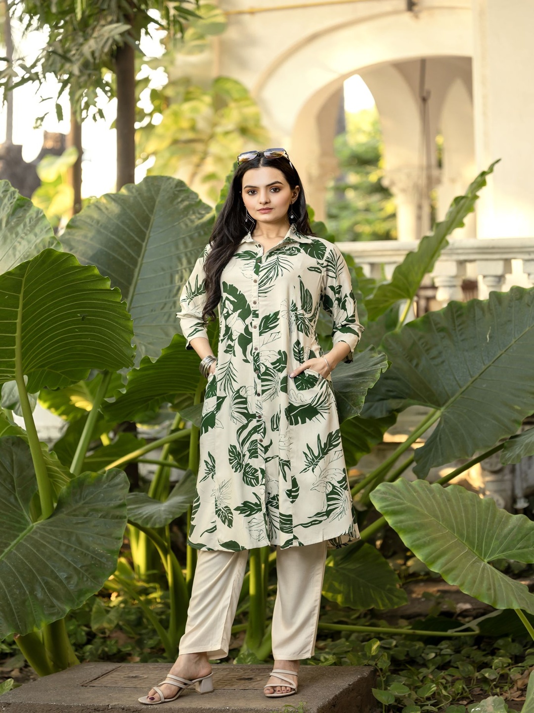 

MITTOO Floral Printed Shirt Collar A-Line Kurta With Trouser, Off white