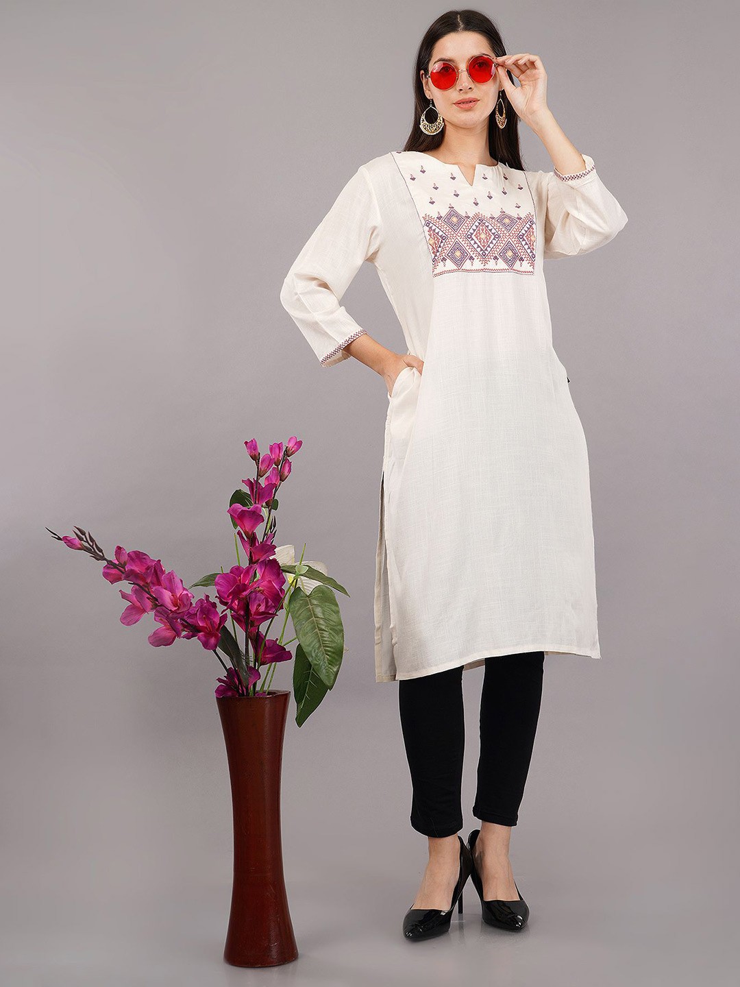 

Avaasa Buy Shruthi Geometric Yoke Design Thread Work Straight Kurta, White