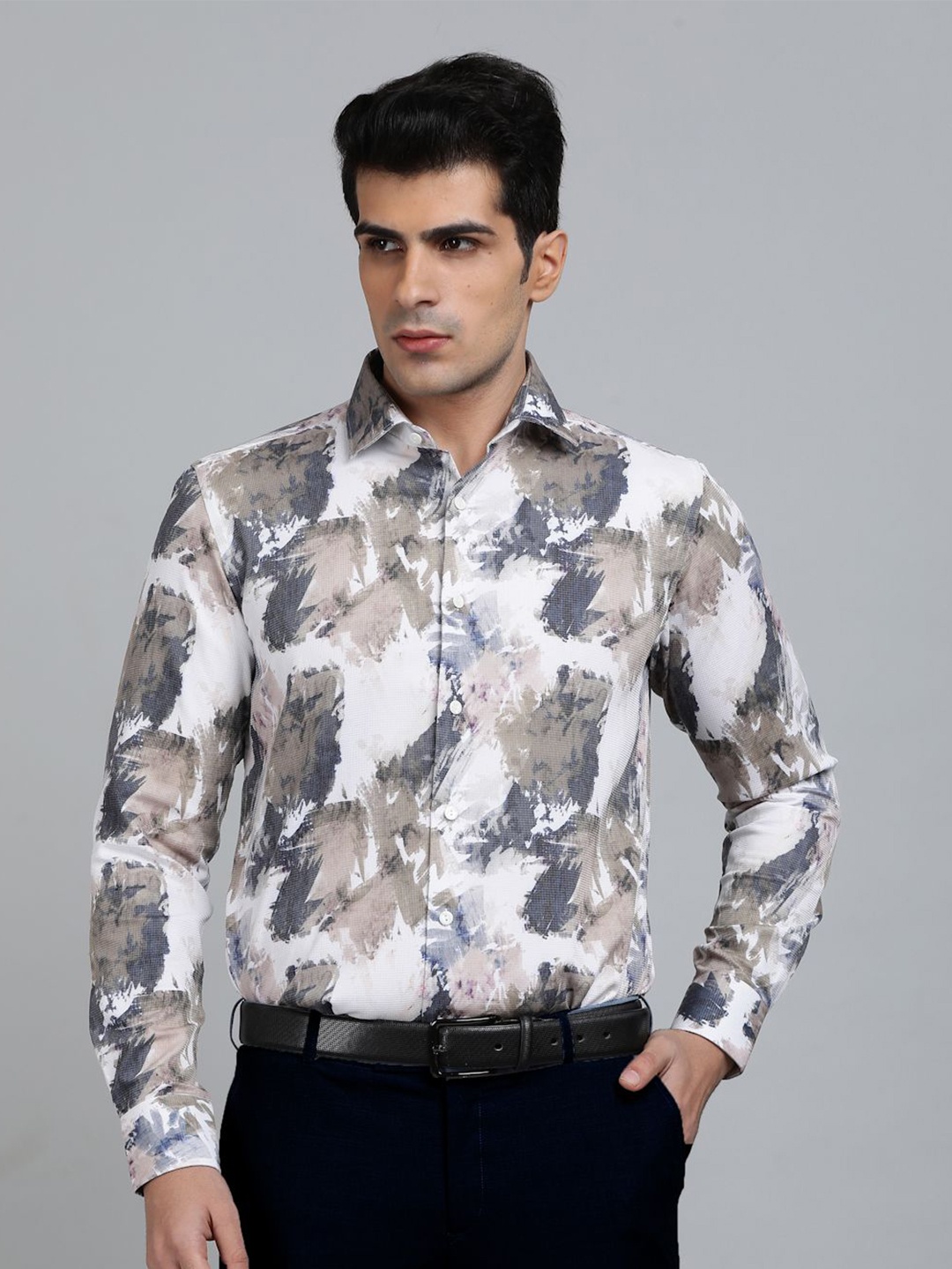 

WYRE Men Slim Fit Cutaway Collar Abstract Printed Casual Shirt, White