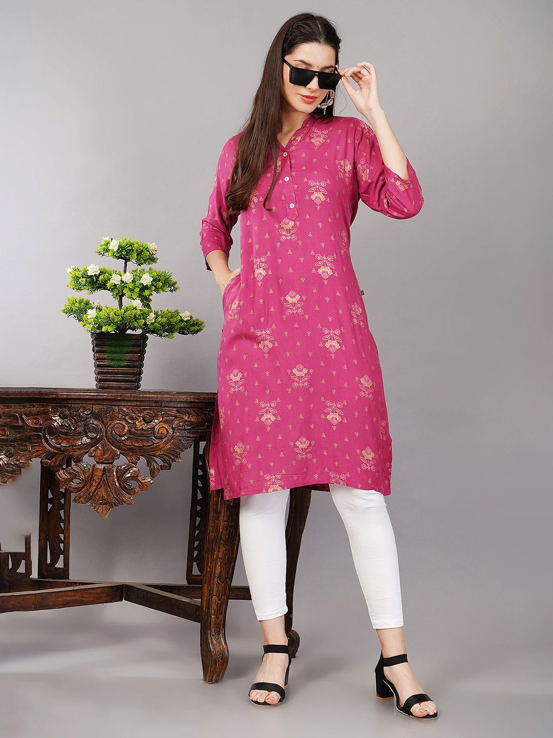 

Avaasa Buy Shruthi Floral Printed Kurta, Pink