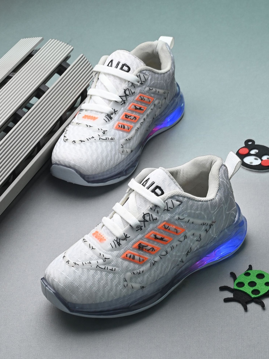 

BIRDE Boys Mesh Walking Non-Marking Shoes With LED, White
