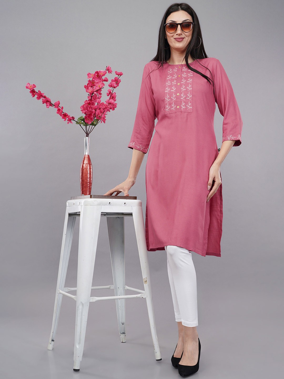 

Avaasa Buy Shruthi Floral Yoke Design Thread Work Straight Kurta, Pink