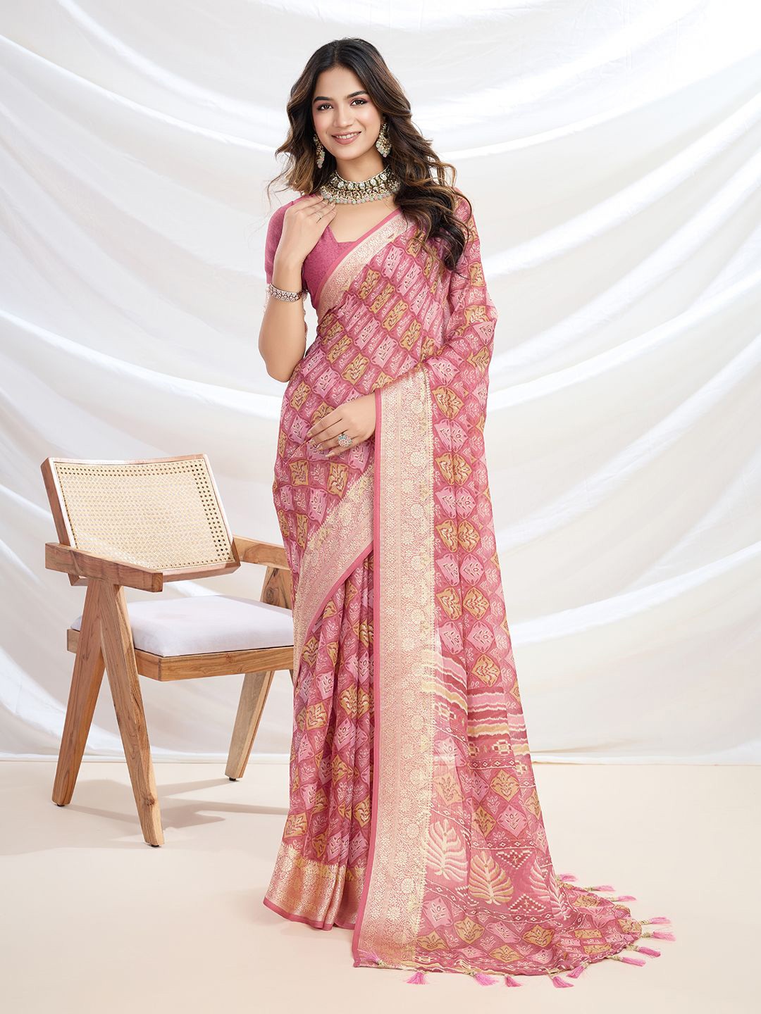 

Mitera Ethnic Motifs Printed Woven Design Saree, Red
