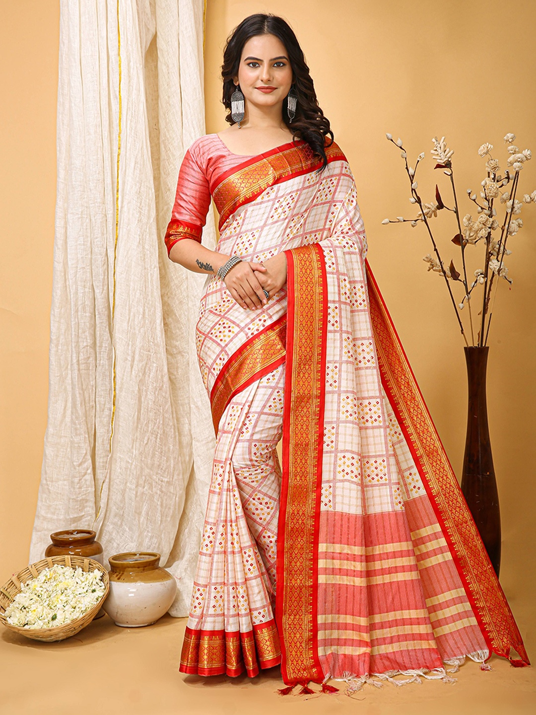 

Bansari Textiles Women Checked Zari Saree, Red