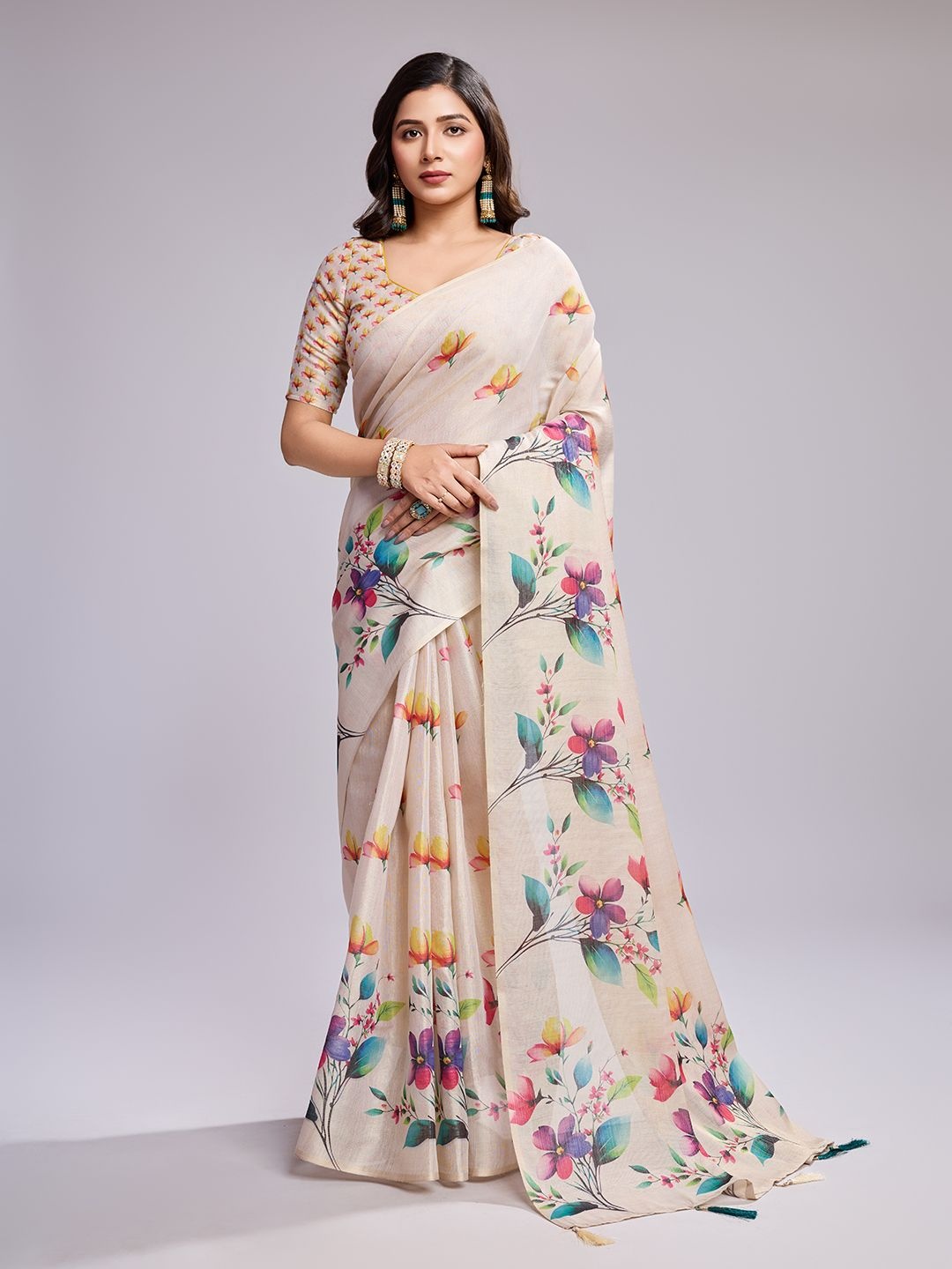 

SHRIMAY Floral Linen Blend Saree, Off white