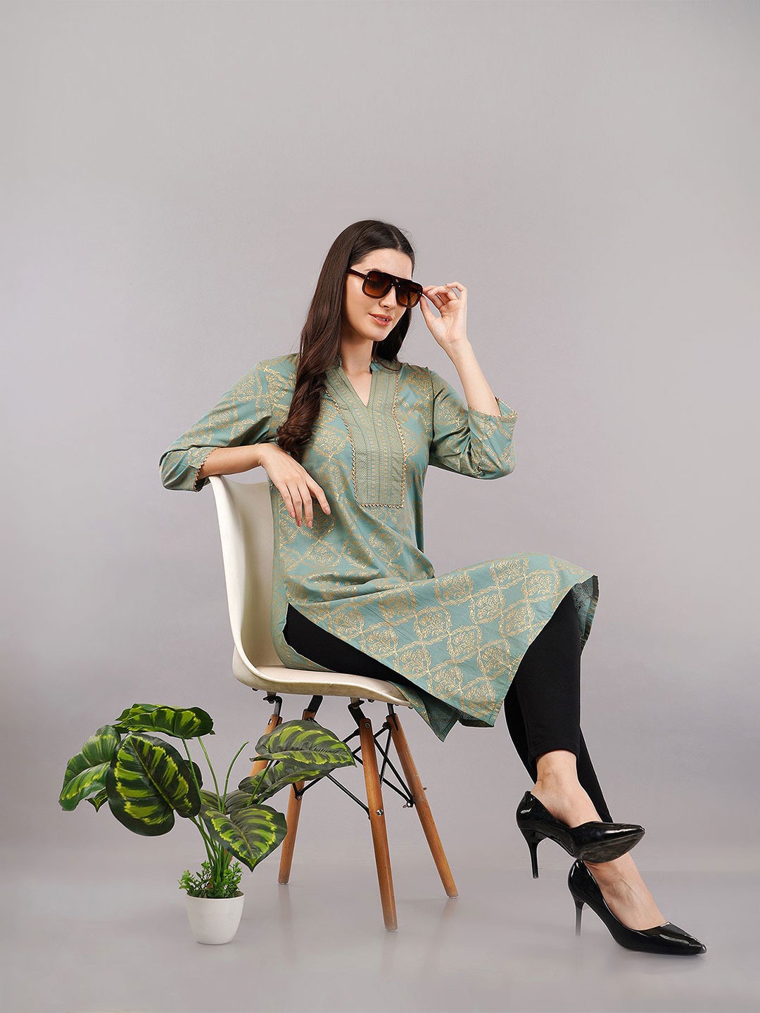 

Avaasa Buy Shruthi Floral Printed Gotta Patti Liva Kurta, Green