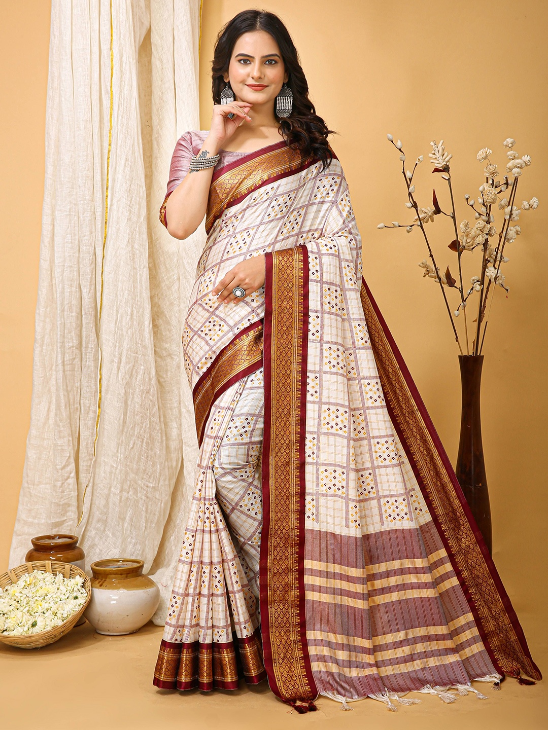 

bansari textiles Checked Zari Saree, White