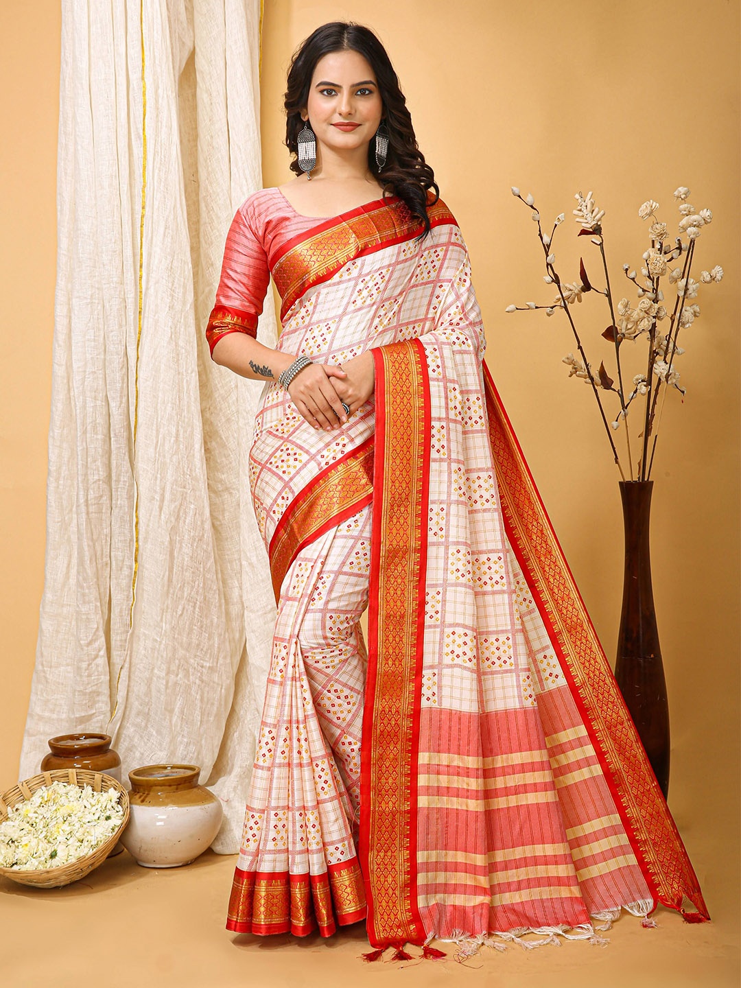 

Kriyansh Checked Printed Zari Saree, Red