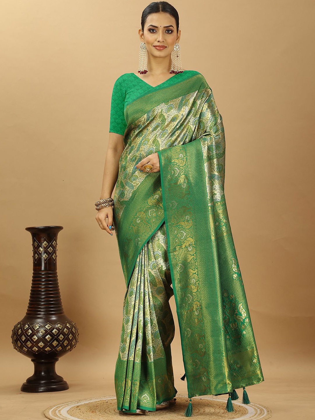 

SWAMI STUDIO Woven Design Zari Pure Silk Banarasi Saree, Green