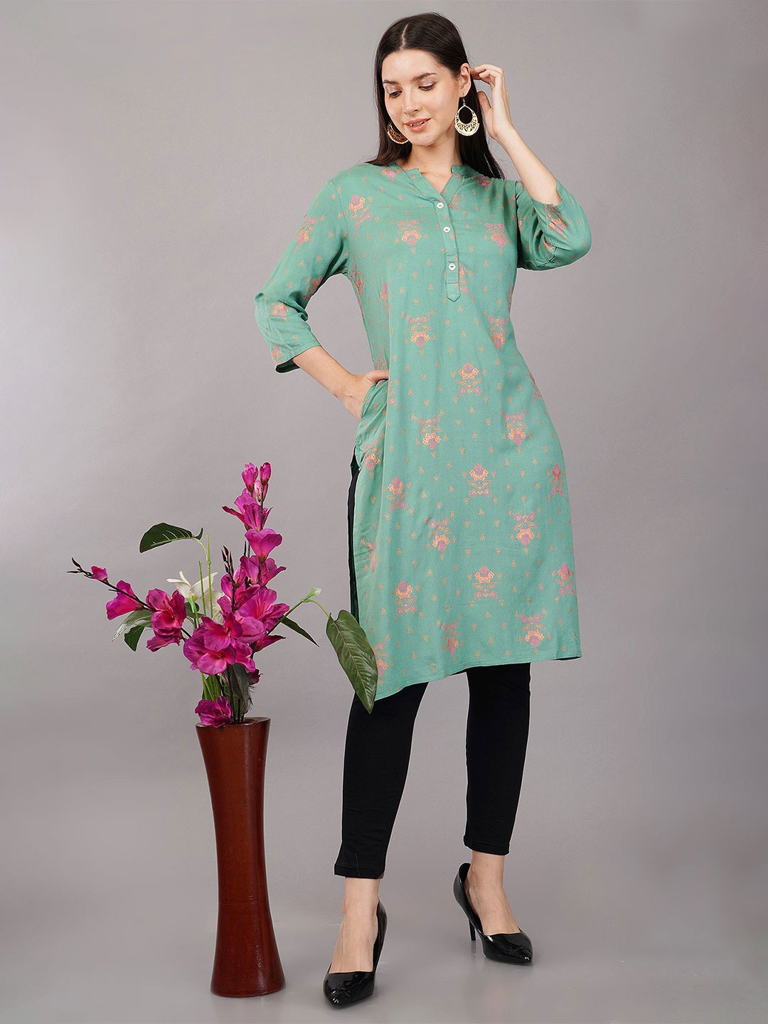 

Avaasa Buy Shruthi Floral Printed Mandarin Collar Straight Kurta, Green