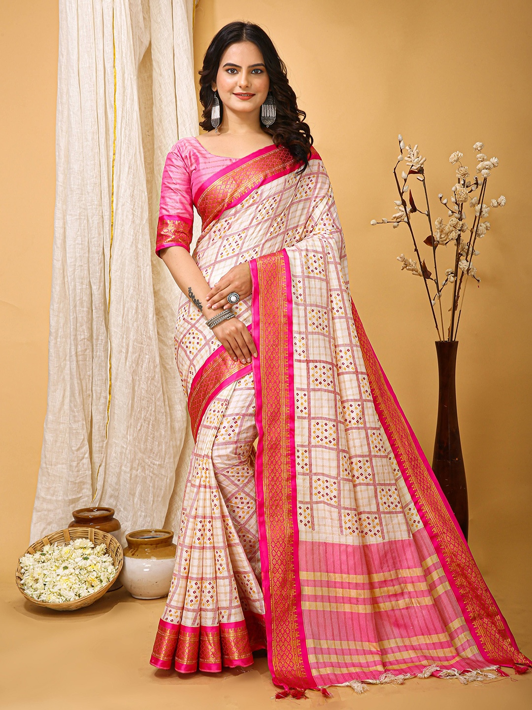 

bansari textiles Checked Zari Saree, Pink