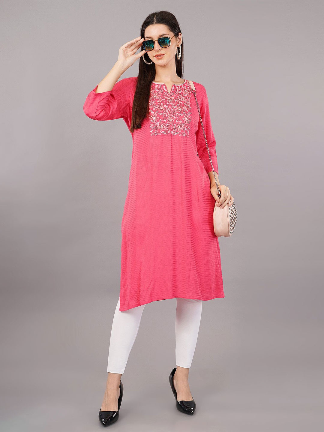 

Avaasa Buy Shruthi Chevron Printed Embroidered Straight Kurta, Pink