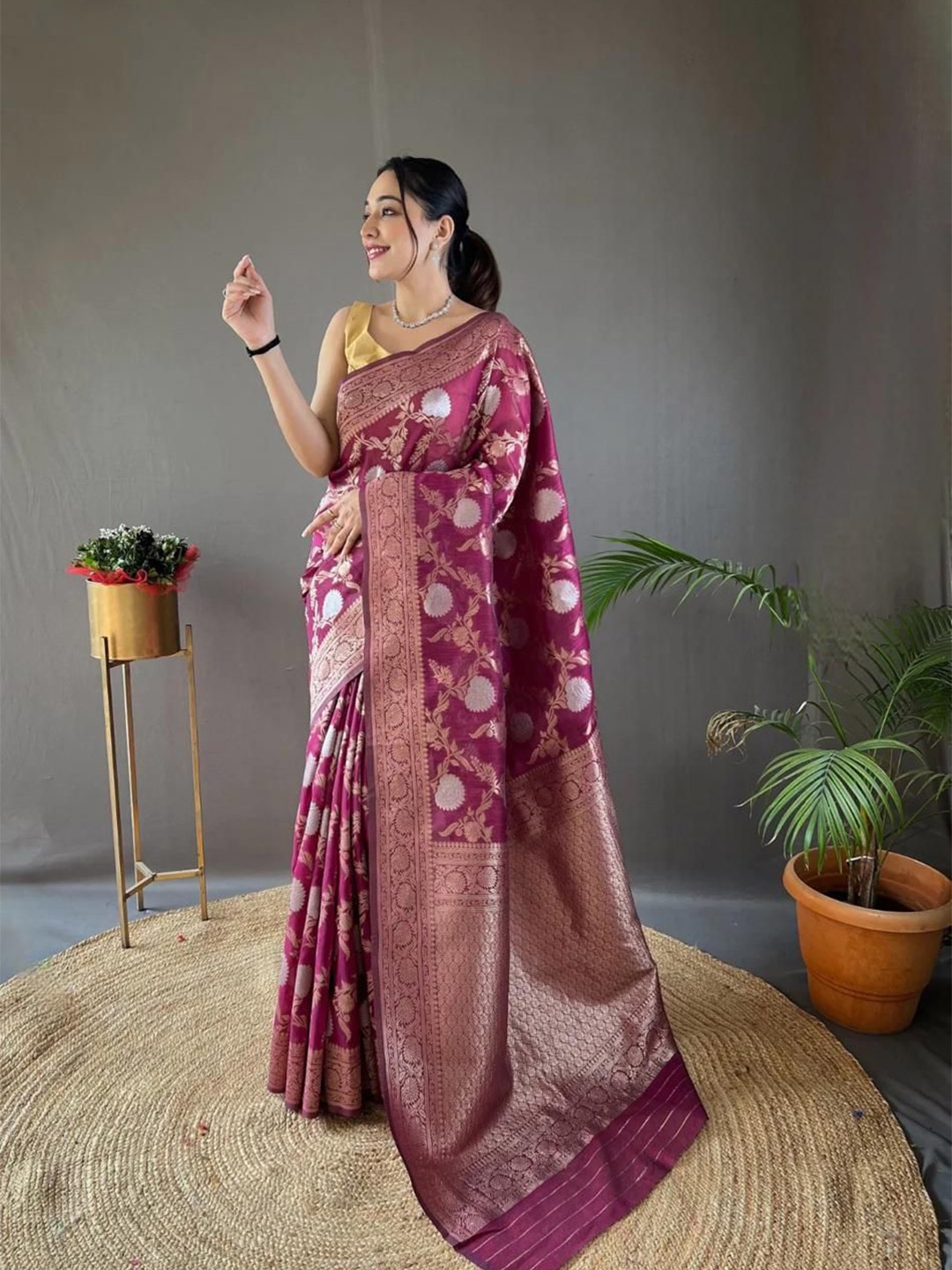 

Caracola Ethnic Motifs Zari Art Silk Banarasi Saree, Red