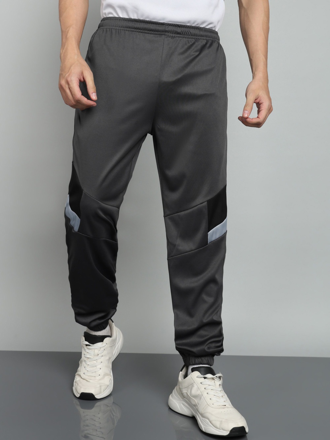 

Moda Rapido Men Colourblocked Joggers, Charcoal