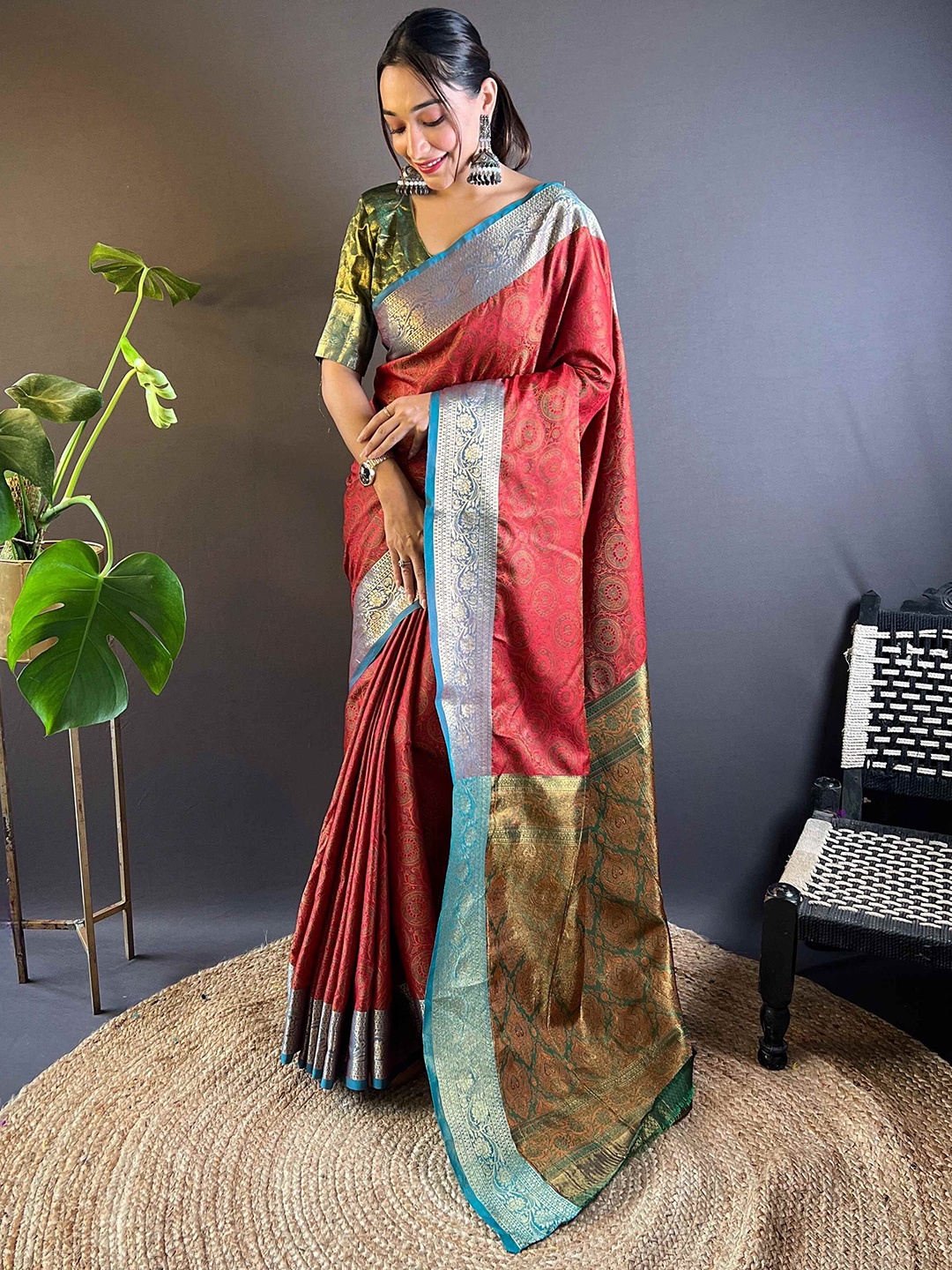 

DEVATITHI Woven Design Zari Silk Blend Banarasi Saree, Red