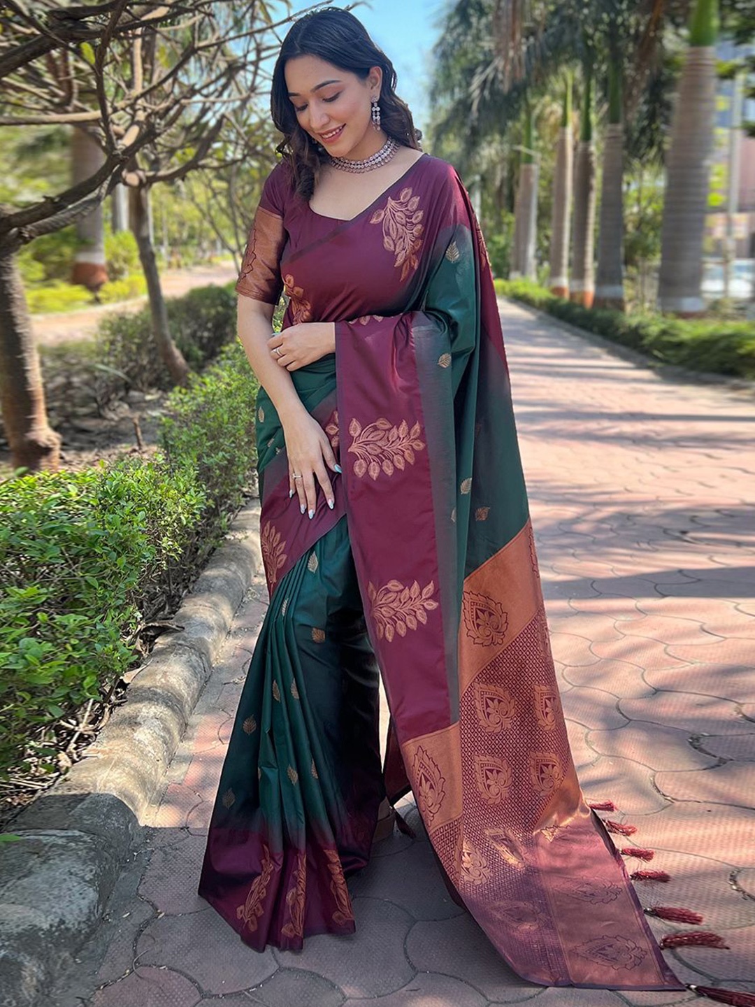 

DEVATITHI Woven Design Zari Silk Blend Banarasi Saree, Green