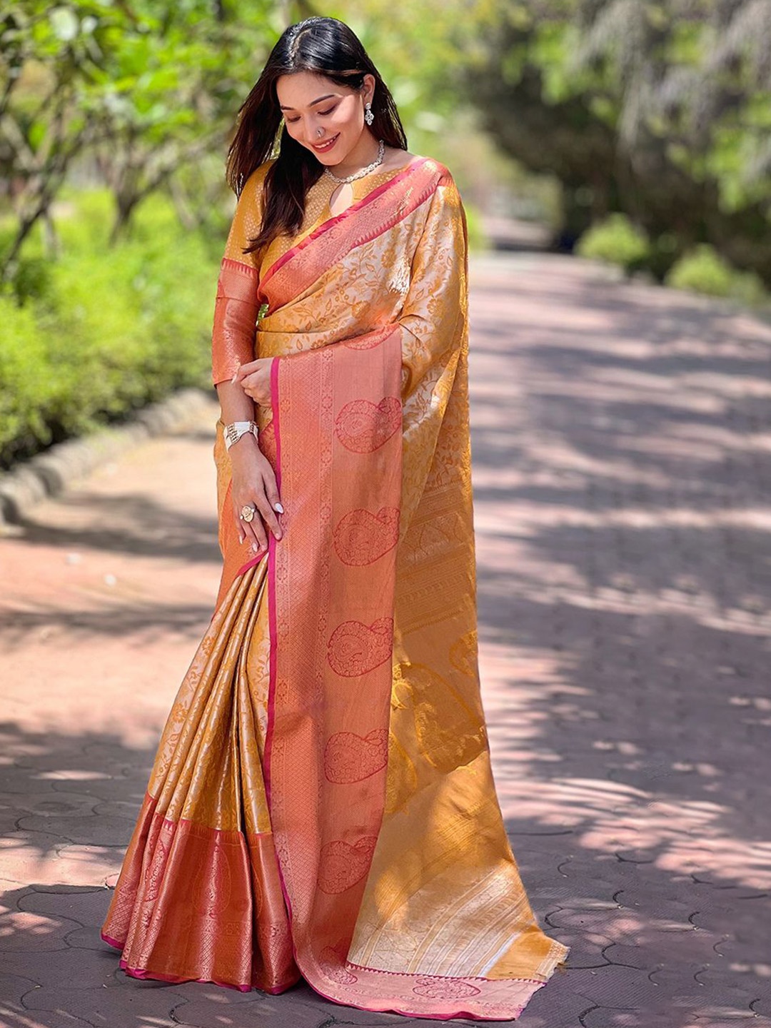 

DEVATITHI Woven Design Zari Silk Blend Kanjeevaram Saree, Orange