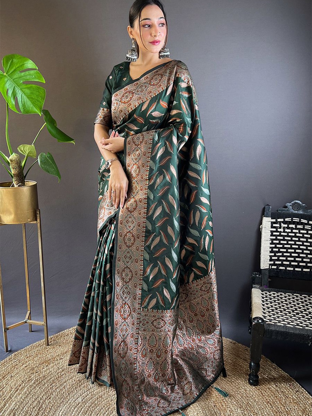 

DEVATITHI Woven Design Zari Silk Blend Banarasi Saree, Green