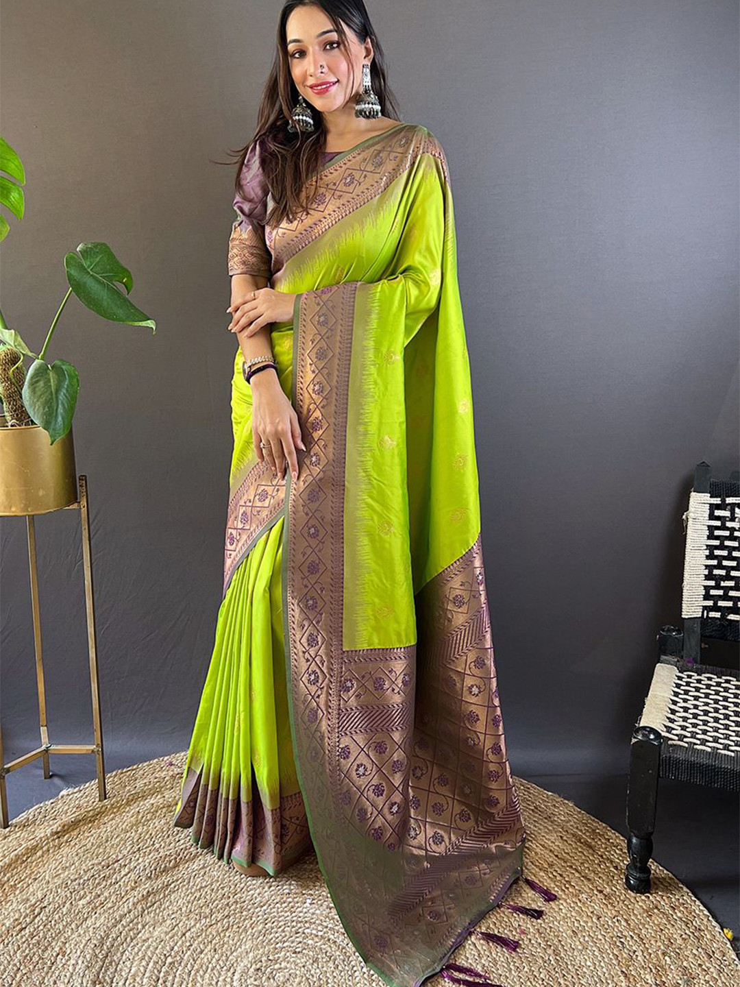 

DEVATITHI Woven Design Zari Silk Blend Banarasi Saree, Sea green