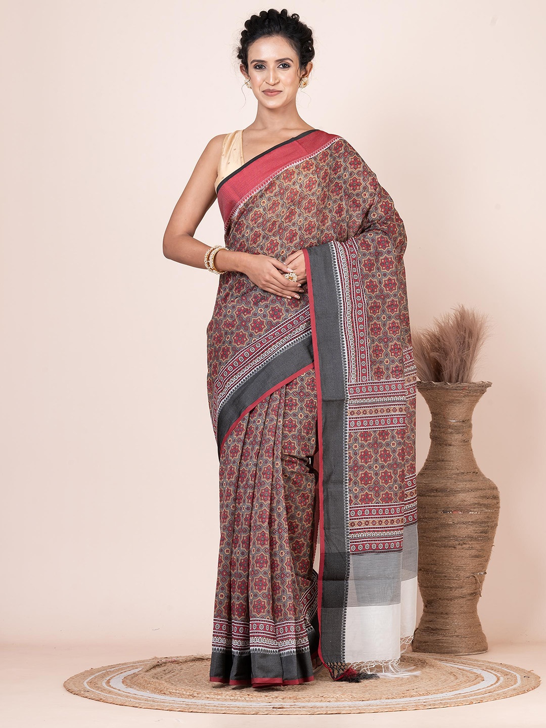 

VIBHAVARI Ethnic Motifs Pure Cotton Saree, Grey