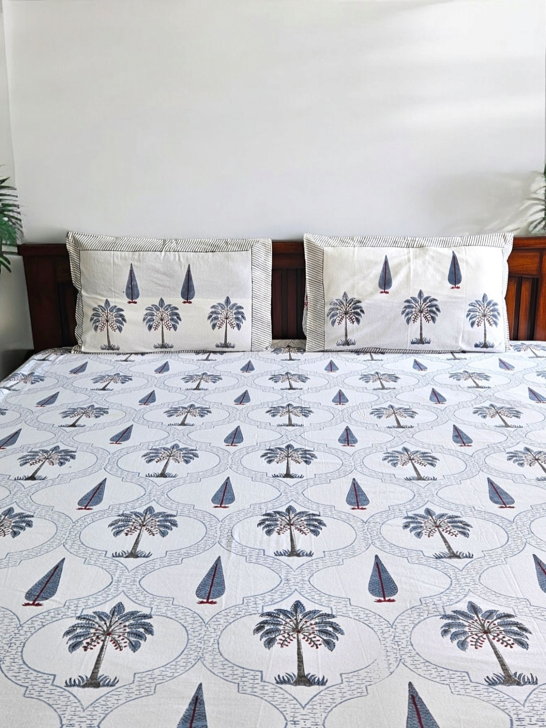

Feels Like Home Blue & White Floral 300 TC King Bedsheet with 2 Pillow Covers