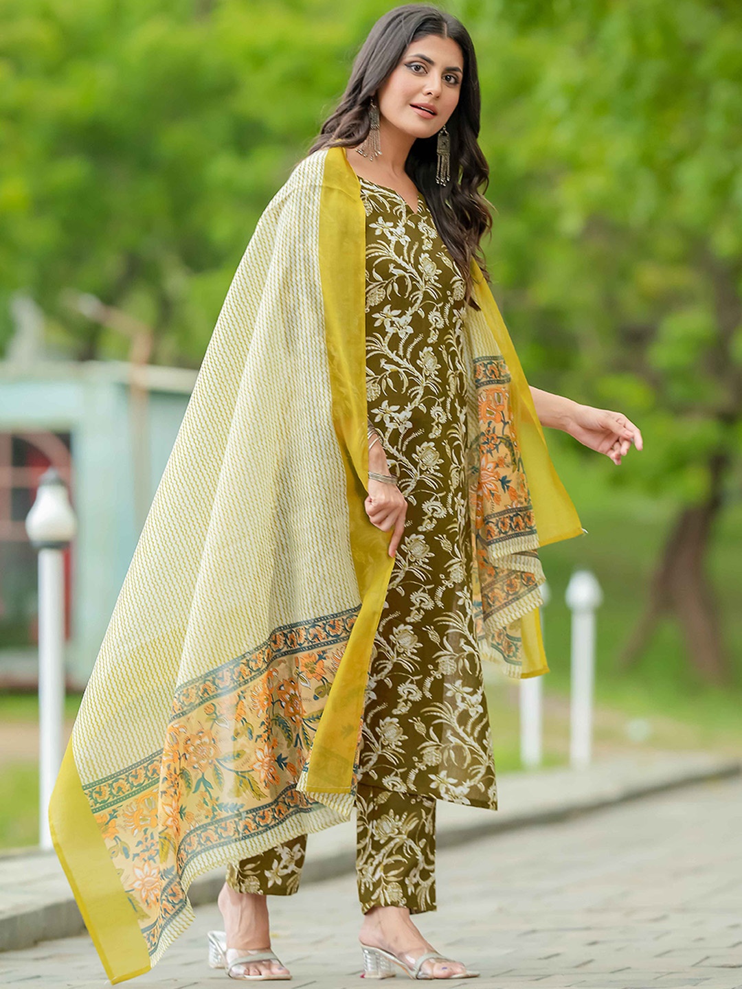 

Mesqlu Women Floral Printed Regular Kurta with Trousers & With Dupatta, Green