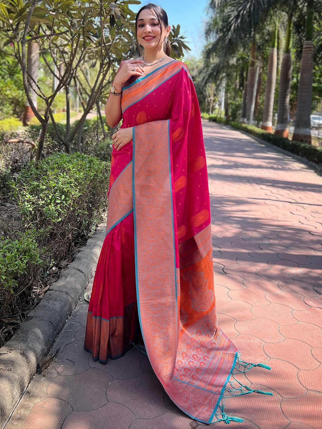 

DEVATITHI Woven Design Zari Silk Blend Banarasi Saree, Pink