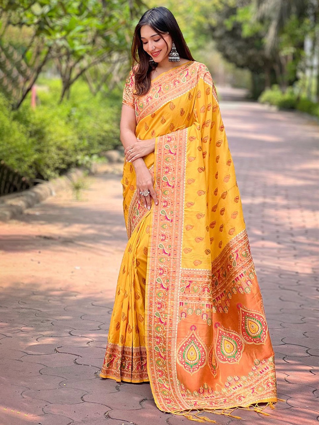 

DEVATITHI Woven Design Zari Silk Blend Paithani Saree, Yellow