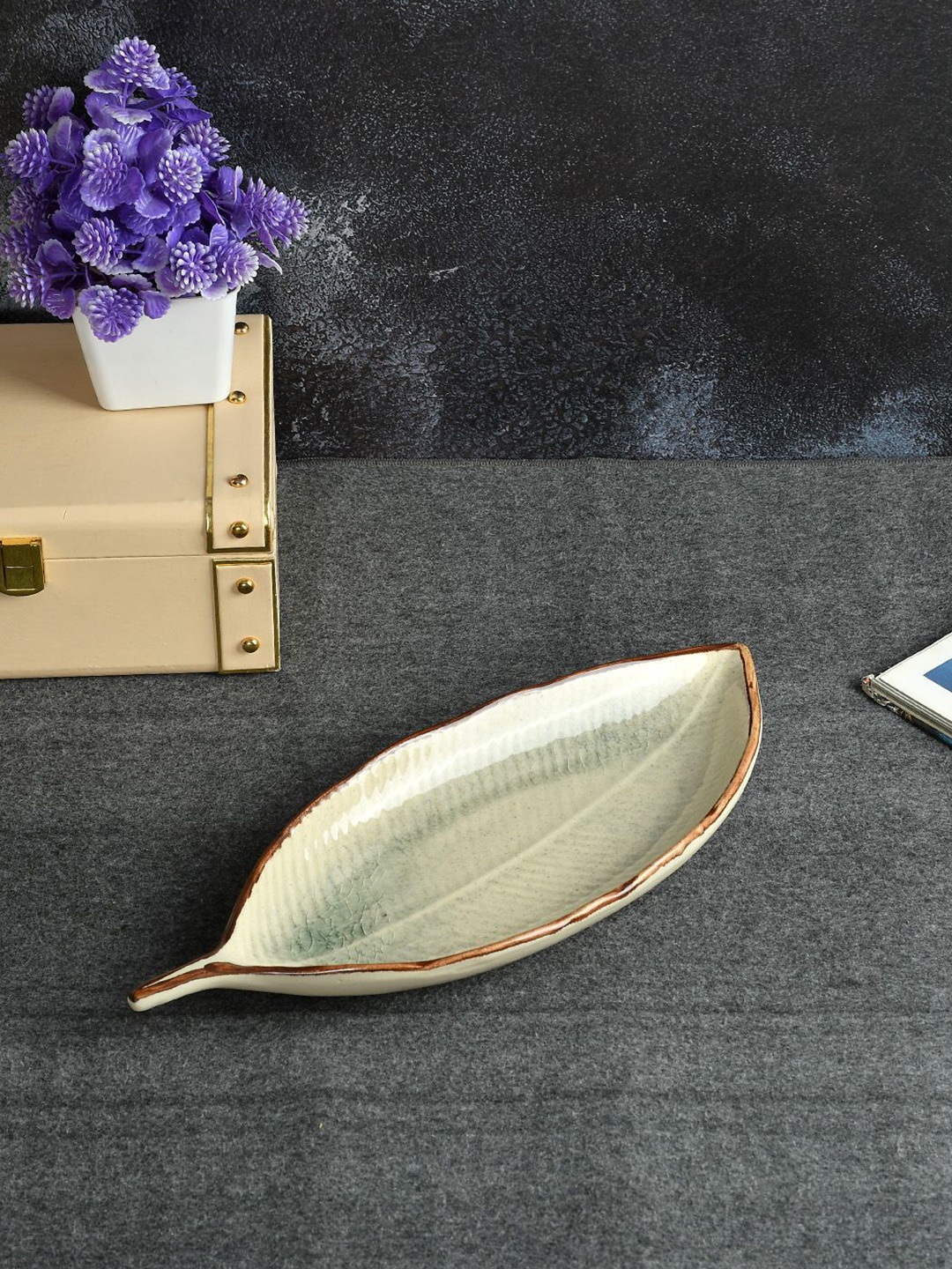 

CLIO'S HERITAGE STORE Off-White Leaf Ceramic Food Platter