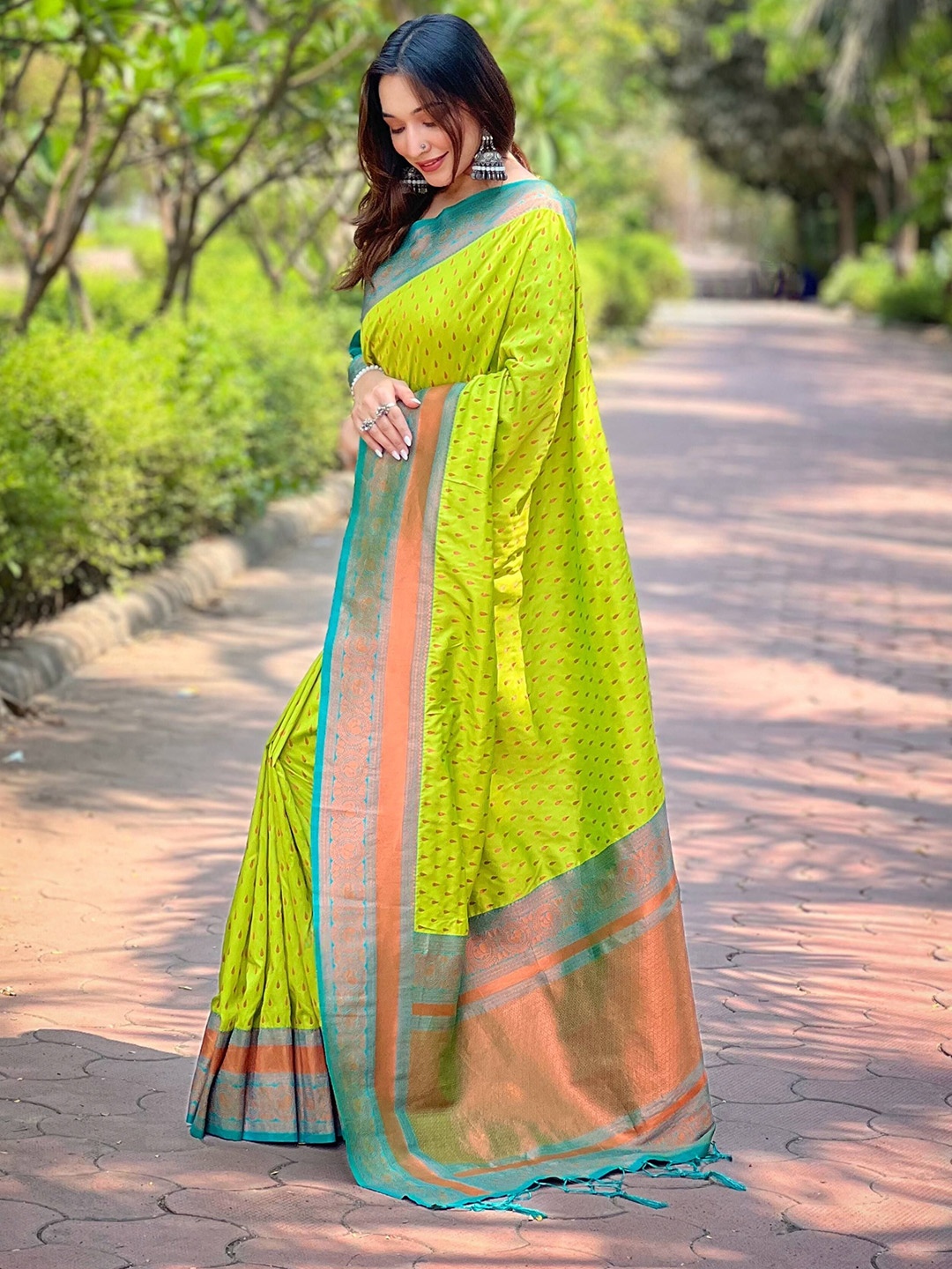 

DEVATITHI Woven Design Zari Silk Blend Paithani Saree, Lime green