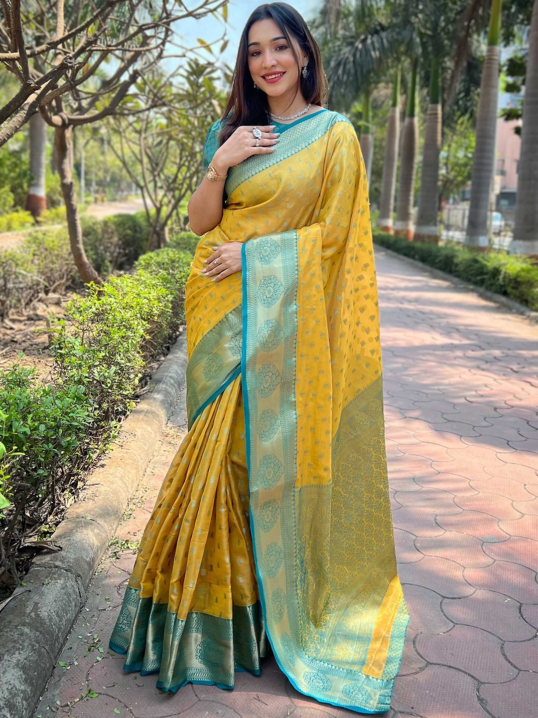 

DEVATITHI Woven Design Zari Silk Blend Kanjeevaram Saree, Yellow