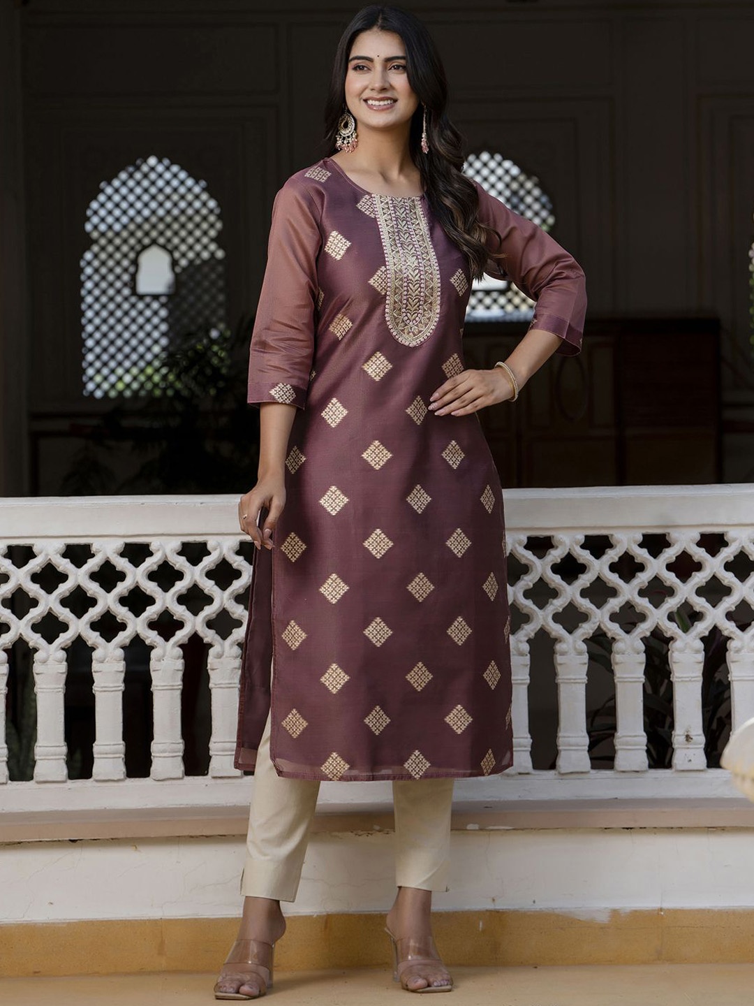 

VredeVogel Women Geometric Embroidered Thread Work Kurta, Purple
